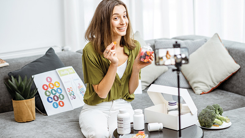 donna davanti alla videocamera